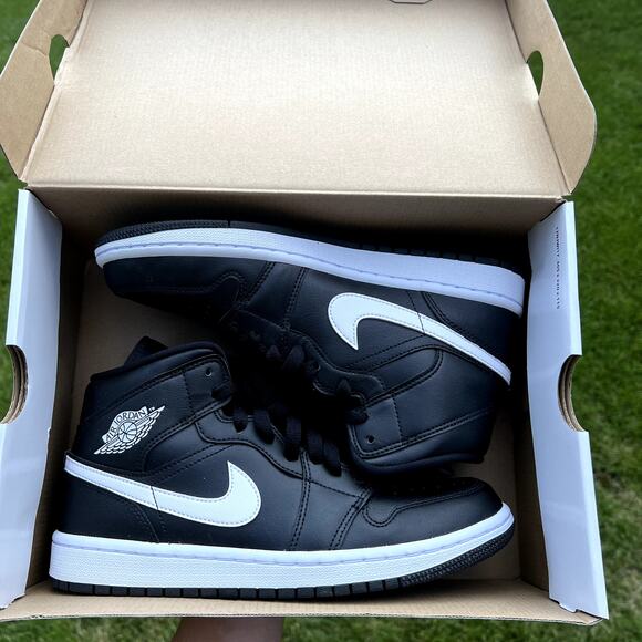 Size 9 - Wmns Nike Air Jordan 1 Mid Black White Women's Shoes - Ships Now - Picture 10 of 11